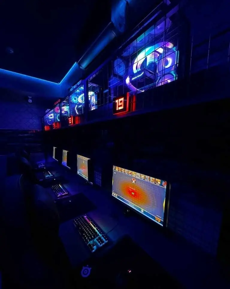 Ряд игровых компьютеров с номером места 13